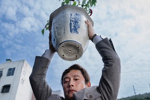 映画『仕方がない』で見せた表情、イ・ビョンホンがユーモアと残酷さを刻む 画像