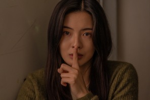 謎の張り紙、奇妙なイラスト、不気味な男…劇中登場の不穏なアイテム＆人物捉える『層間騒音』場面写真 画像