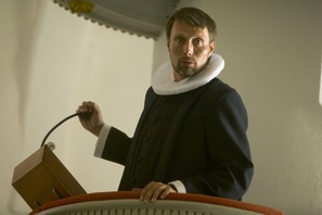 マッツ・ミケルセンが型破りな牧師に！『アダムズ・アップル』場面＆メイキングカット到着「生誕60周年祭」上映記念 画像