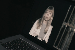 ビデオテープに行方不明の妹が…『シェルビー・オークス』恐怖滲む場面写真 画像