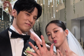 『キング・ザ・ランド』女優キム・ガウン、愉快な結婚式の様子を公開！「ドレスを蹴り上げる花嫁」 画像