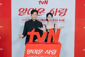 イ・ジョンジェ、“18歳年下”女優にいじられながら撮影？「僕が年上なのに、何で…」 画像