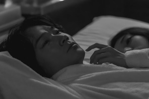 愛することを恐れながらも求めてしまう、色気漂う綾野剛“矢添”捉える『星と月は天の穴』アザービジュアル&場面写真 画像