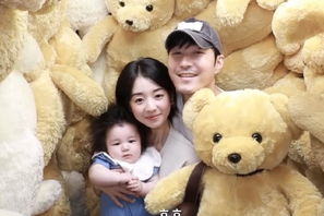 18歳年下の日本人女性と結婚した俳優シム・ヒョンタク、初めて3人家族でお出かけした様子を公開 画像