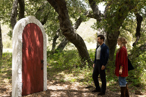 目の前に“人生をやり直したい日”に繋がるドアがあったら…『ビューティフル・ジャーニー ふたりの時空旅行』場面写真 画像