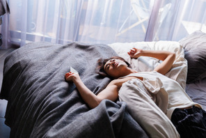 「色気漏れてる」「ドキドキ止まらん」赤西仁“寛”＆中村ゆり“アイリーン”の未公開ベッドシーン「匿名の恋人たち」 画像