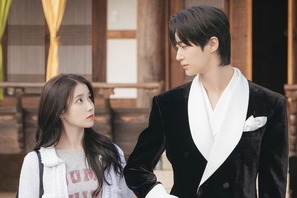 IUとビョン・ウソクの2ショット解禁!! 主演ドラマは2026年上半期に公開へ 画像