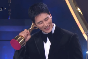 俳優アン・ボヒョン、父親の誕生日に人生初の“青龍トロフィー”を獲得！「今日は必ず連絡します」 画像