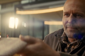 実の父親そっくり!? 娘役が語る、ジェイソン・ステイサム“父の顔”『ワーキングマン』愛娘との心温まる場面カット 画像