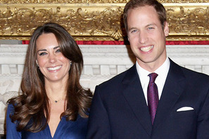 イッサ・ロンドン、英キャサリン妃の婚約会見のドレスを低価格で発売へ 画像