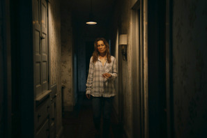 廃墟の町で失踪したYouTuberたちの事件伝えるニュース映像『シェルビー・オークス』新場面写真も 画像