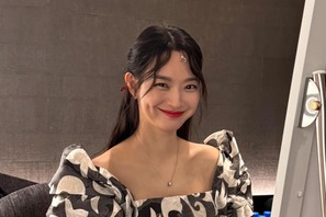 “プレ花嫁”のお出かけ！シン・ミナがえくぼを浮かべて愛らしさ全開【PHOTO】 画像