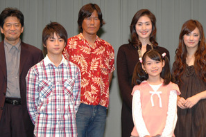 破天荒パパ・トヨエツが顔グロ…というか全身黒＆アロハで登場も妻・天海祐希は正装 画像