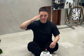 子役出身俳優ヨ・ジング、入隊前日に“坊主頭”公開！1年6カ月の兵役スタート【PHOTO】 画像