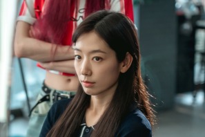 冷徹エリートから新米社員へ。パク・シネのギャップ演技が炸裂『Missホンは潜入調査中』に反響 画像