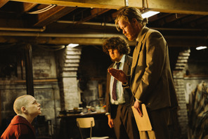 エマ・ストーンvsジェシー・プレモンスの噛み合わない会話『ブゴニア』本編映像 監督との3ショットインタビューも 画像