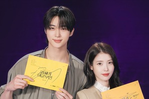 IU×ビョン・ウソク主演の新作ドラマ、台本読み合わせの様子「世界を揺るがす作品に」 画像