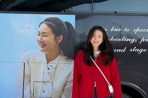 チェ・ジウ、50歳とは思えない清純ビジュアルを披露！“大人可愛いコーデ”で映画のプロモ中！【PHOTO】 画像