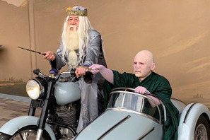 「奇跡の世界線」75歳コスプレイヤーが『ハリー・ポッター』ダンブルドアに!? ヴォルデモートと仲良くツーリングする姿に1.8万いいね 画像