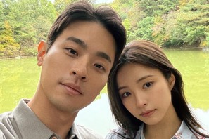 “妙にリアル” シン・セギョン、パク・ジョンミンの密着ショット、少女時代スヨンも大興奮！【写真】 画像