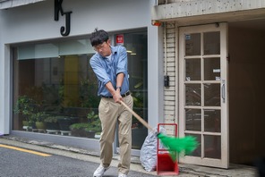 ハ・ジョンウと接待ゴルフを学ぼう！『ロビー！　4000億円を懸けた仁義なき18ホール』特別映像 画像