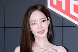 パク・ミニョンのデコルテ輝く黒ドレス姿にうっとり…控室での「素顔ショット」【写真あり】 画像