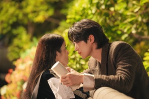 まるで本物の熱愛スクープ？『21世紀の大君夫人』IU×ビョン・ウソクの2ショット解禁！ 画像