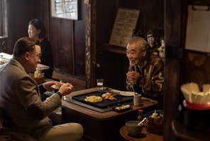 お好み焼きを囲むブレンダン・フレイザー＆柄本明『レンタル・ファミリー』本編映像 画像