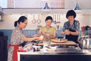 看板メニューはおにぎり　ヘルシンキの小さな食堂描く『かもめ食堂』20周年記念で2週間限定上映 画像