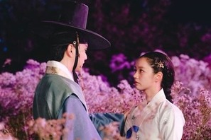 『花が咲けば、月を想い』ユ・スンホ×イ・ヘリ、ついにキス寸前 画像