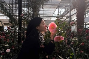 女優イ・ヨンエ、椿の庭園でエレガントさ全開！まるで“絵画のような”近況写真【PHOTO】 画像