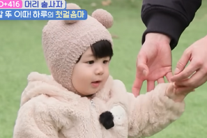 シム・ヒョンタクの愛息ハルくん、生後416日目でよちよち歩き大成功！パパは「手繋いで歩くのが一生の願いだった」と感涙 画像