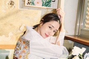 イ・ミンジョン、白シャツ×デニムの清純ビジュアルを披露…“春の女神降臨”【PHOTO】 画像