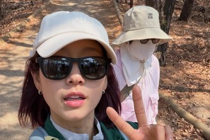 育児から解放されたパク・シネの近況。元気に登山中の姿に“ほっこり”【PHOTO】 画像