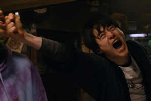 大きく拳を振る鈴鹿央士ほか、見上愛＆菅生新樹らメインキャスト捉える Netflixシリーズ「喧嘩独学」場面写真 画像