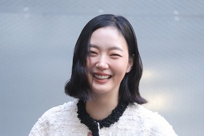 まるで映画のワンシーン…女優キム・ゴウンが最新ビジュアルの撮影で見せた、魅惑的な眼差し【PHOTO】 画像