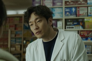 「彼ならぴったり」監督が直々オファー！ソン・ソック、優しさ溢れる癒しの薬剤師を熱演『大丈夫、大丈夫、大丈夫！』本編映像 画像