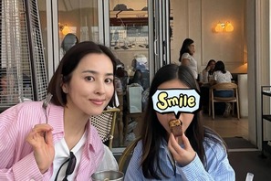 ハン・ヘジン、愛娘とのんびりカフェデート！仲良し母娘の姿に“ほっこり”【PHOTO】 画像