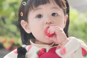 「ママにそっくり」シム・ヒョンタクの愛息子ハルくん、おかっぱ頭で可愛い“いちご王子”に！ 画像