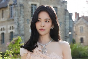 女優ソン・ヘギョ、パリで魅せた圧倒的な美しさ…大胆なシースルードレス姿に女優仲間もうっとり【PHOTO】 画像
