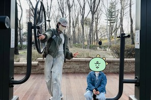 女優ソン・イェジン、愛息子との屋外デート！お洒落な親子コーデに“ほっこり”【PHOTO】 画像