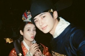 IU♥ビョン・ウソク、結婚式“胸キュン”未公開写真が続々明らかに【PHOTO】 画像