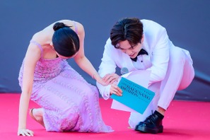 レッドカーペットで転んでしまった『賢い医師生活』女優シン・ヒョンビン、助けてくれたMCに感謝のコメント 画像