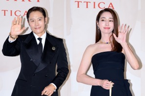 イ・ビョンホン＆イ・ミンジョン夫妻、夫婦揃って公の場に！洗練された黒のペアルックを披露【PHOTO】 画像