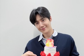 40歳になった俳優キム・ソンホ、日本での近況。誕生日ケーキを手に優しく“えくぼスマイル”【PHOTO】 画像