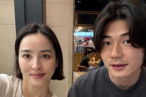 『朱蒙』女優ハン・ヘジンとキ・ソンヨン夫婦が久しぶりの再会、愛娘もパパに”ひっつき虫”【PHOTO】 画像