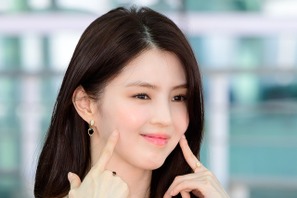 カンヌのレッドカーペットに降臨した女神ハン・ソヒ、“大胆ファッション”で観客の視線を釘付けに！ 画像