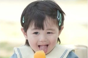“モグモグ顔“が可愛いすぎる♥シム・ヒョンタクの愛息ハルくん、生れて初めてのアイスクリームを食べた反応は… 画像
