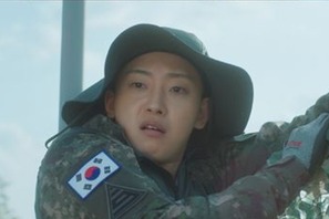 『伝説のキッチン・ソルジャー』炊事兵パク・ジフンと衝突する上等兵カン・ハギョン、尖った感情の起伏で作劇を盛り上げる 画像