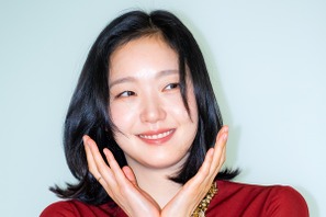 『トッケビ』女優キム・ゴウンがコレクションショーに登場！鮮やかな真っ赤なワンピースで視線を強奪【PHOTO】 画像